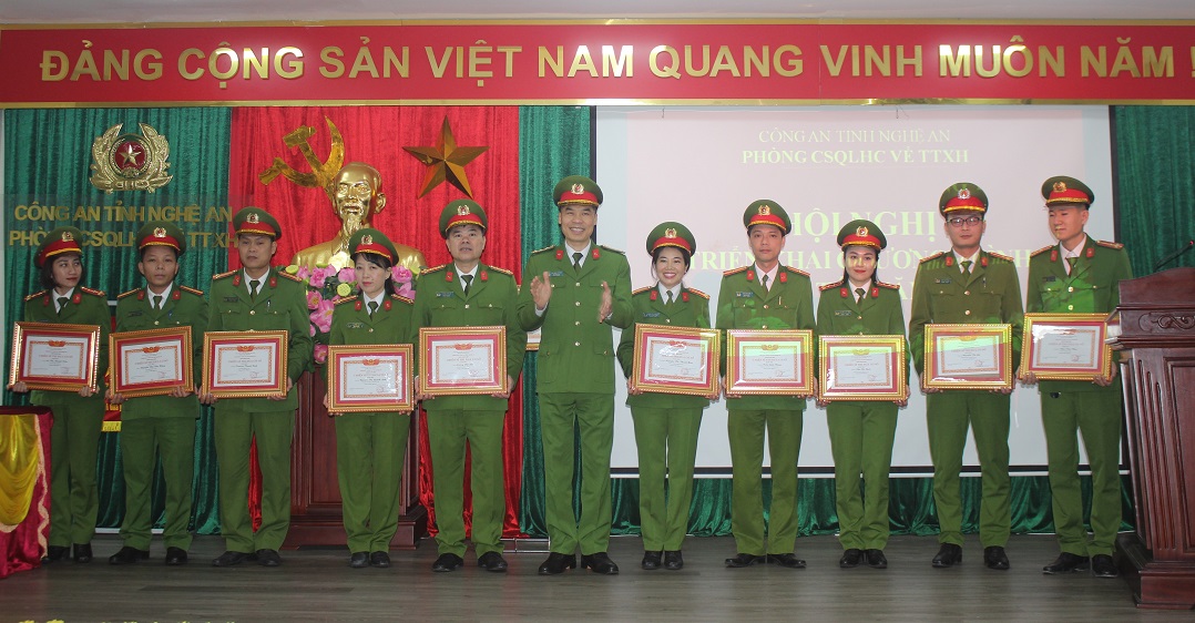 Đồng chí Đại tá Cao Minh Huyền trao thưởng các tập thể, cá nhân đạt thành tích xuất sắc trong năm 2022