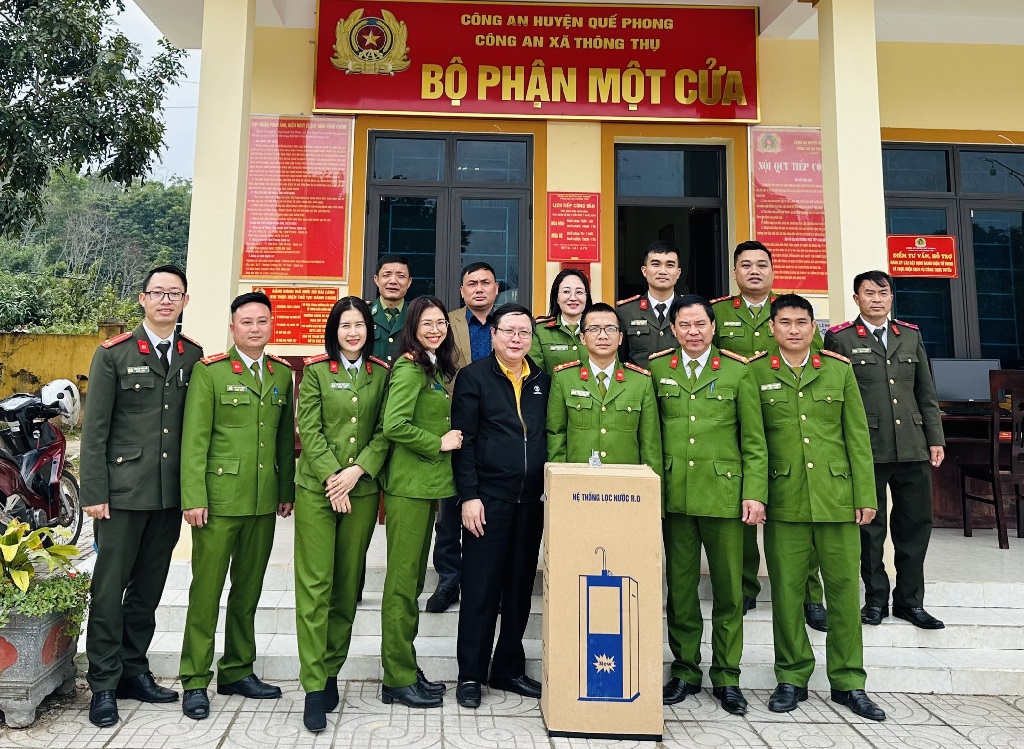 Công an huyện Quỳnh Lưu tặng quà Công an xã Thông Thụ