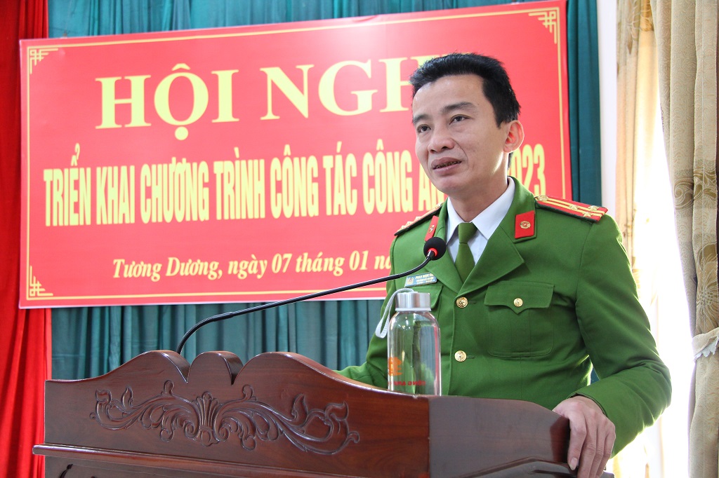 Đồng chí Thượng tá Phạm Ngọc Cảnh - Trưởng Công an huyện Tương Dương phát biểu tại Hội nghị