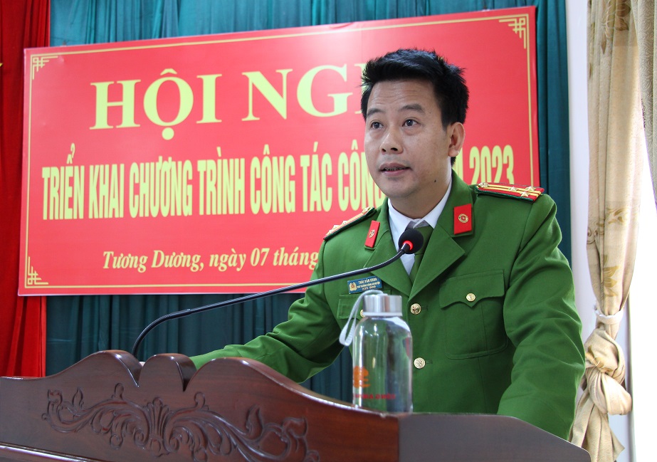 Các đồng chí Phó Trưởng Công an huyện Tương Dương phát biểu tại Hội nghị