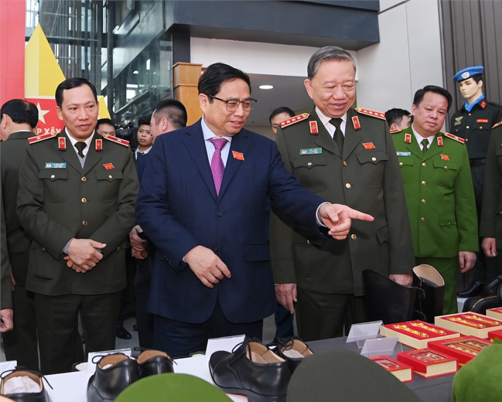 Thủ tướng Chính phủ Phạm Minh Chính; Bộ trưởng Tô Lâm cùng các đại biểu thăm quan khu triển lãm bên lề Hội nghị Công an toàn quốc lần thứ 78.