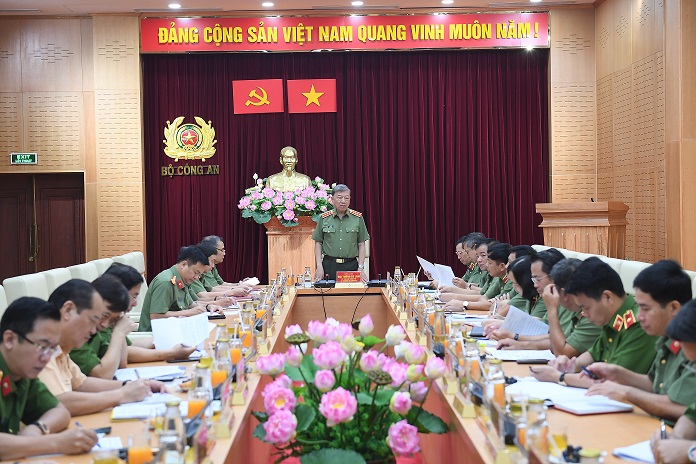 Bộ trưởng Tô Lâm chủ trì buổi làm việc với Công an các đơn vị thuộc Bộ có liên quan đến tình hình giải ngân vốn đầu tư phát triển của lực lượng CAND tổ chức vào tháng 9/2022.