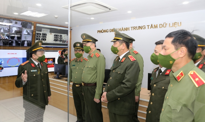 Bộ trưởng Tô Lâm thăm quan Trung tâm dữ liệu Bộ Công an.