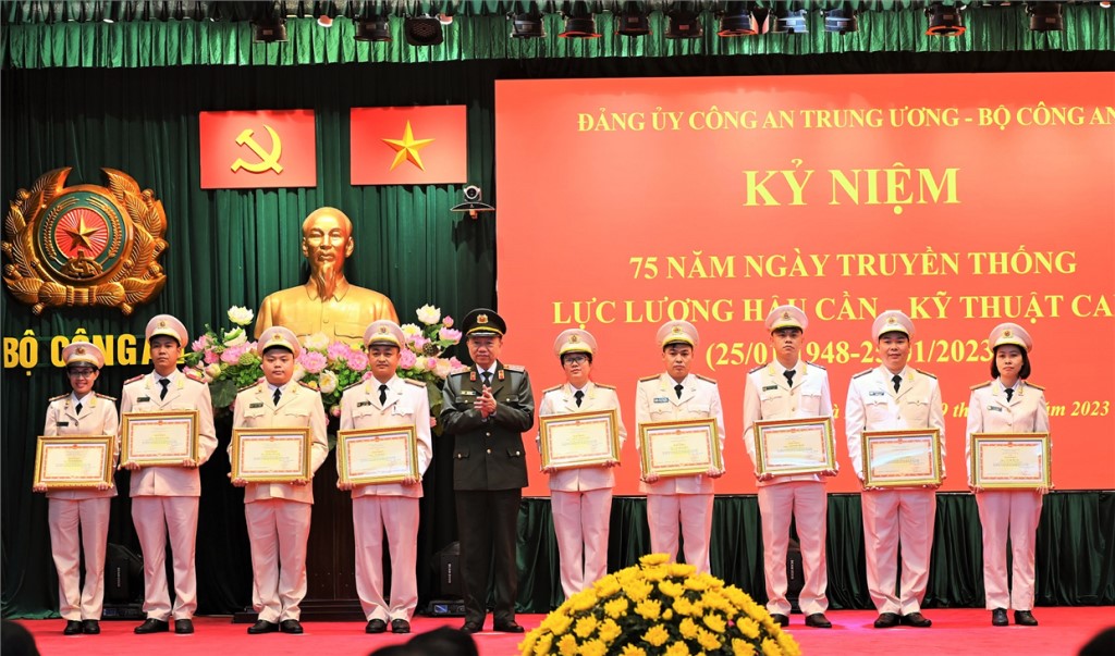 Bộ trưởng Tô Lâm trao Bằng khen của Bộ Công an tặng 09 cá nhân.