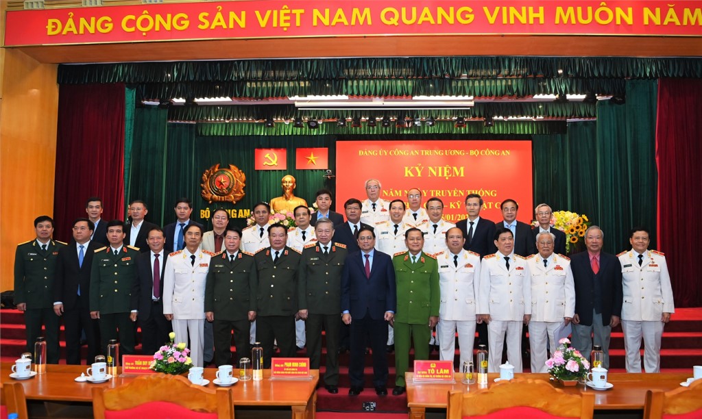 Thủ tướng Chính phủ Phạm Minh Chính; Bộ trưởng Tô Lâm cùng các đại biểu chụp ảnh lưu niệm.