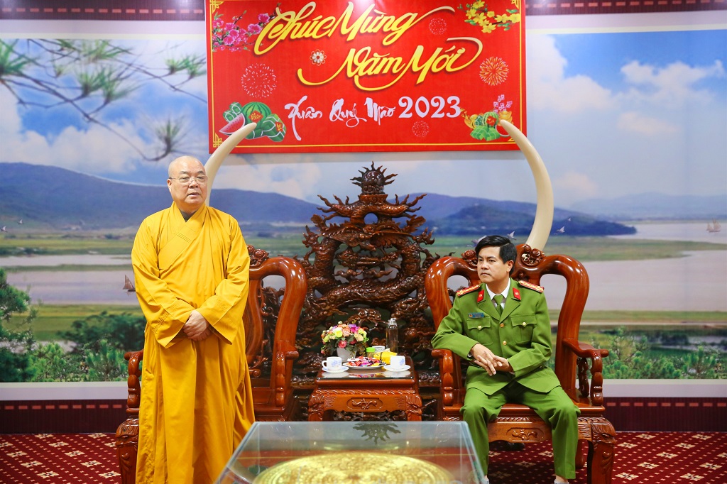 Hòa thượng Thích Thanh Nhiễu gửi lời chúc mừng năm mới tới toàn thể lãnh đạo, cán bộ, chiến sỹ Công an tỉnh Nghệ An