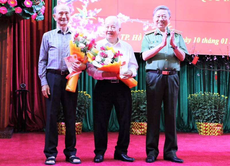  Bộ trưởng Tô Lâm chúc mừng các đồng chí cao tuổi, nguyên lãnh đạo Bộ Công an. 