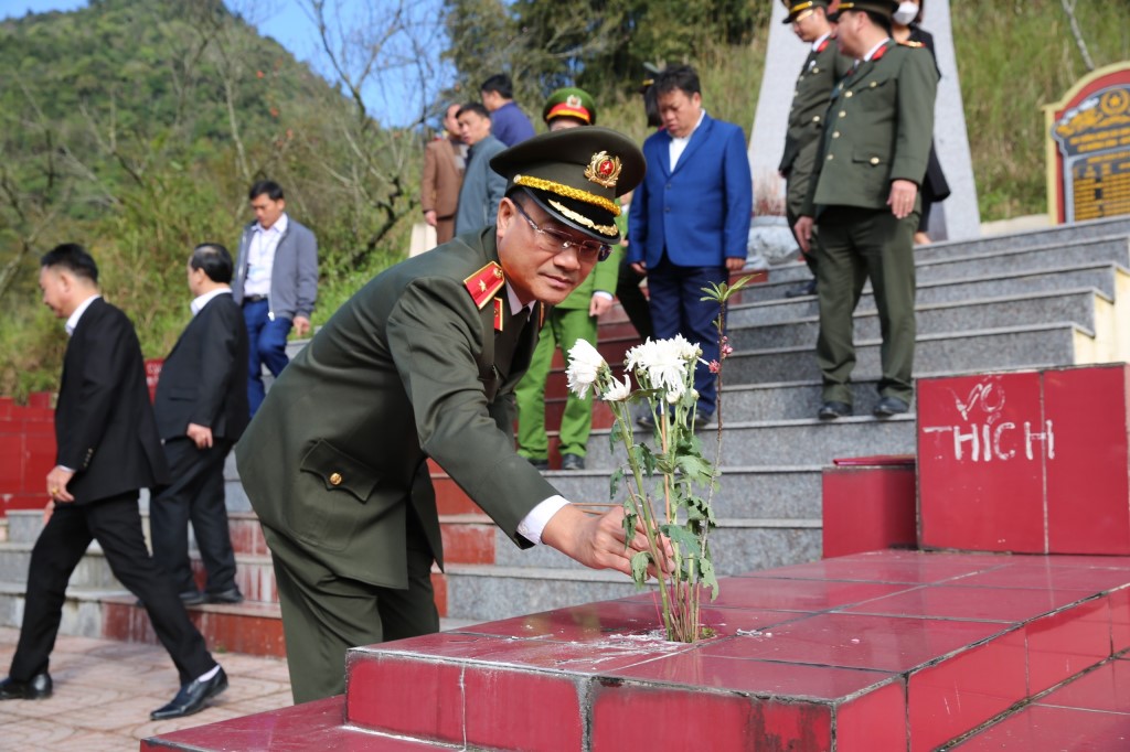 Đc Thiếu tướng thắp hương tại phần mộ các anh hùng liệt sỹ