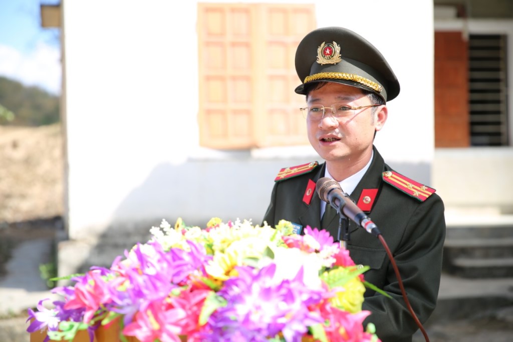 Đồng chí Thượng tá Trần Ngọc Tuấn, Phó Giám đốc Công an tỉnh phát biểu tại buổi lễ