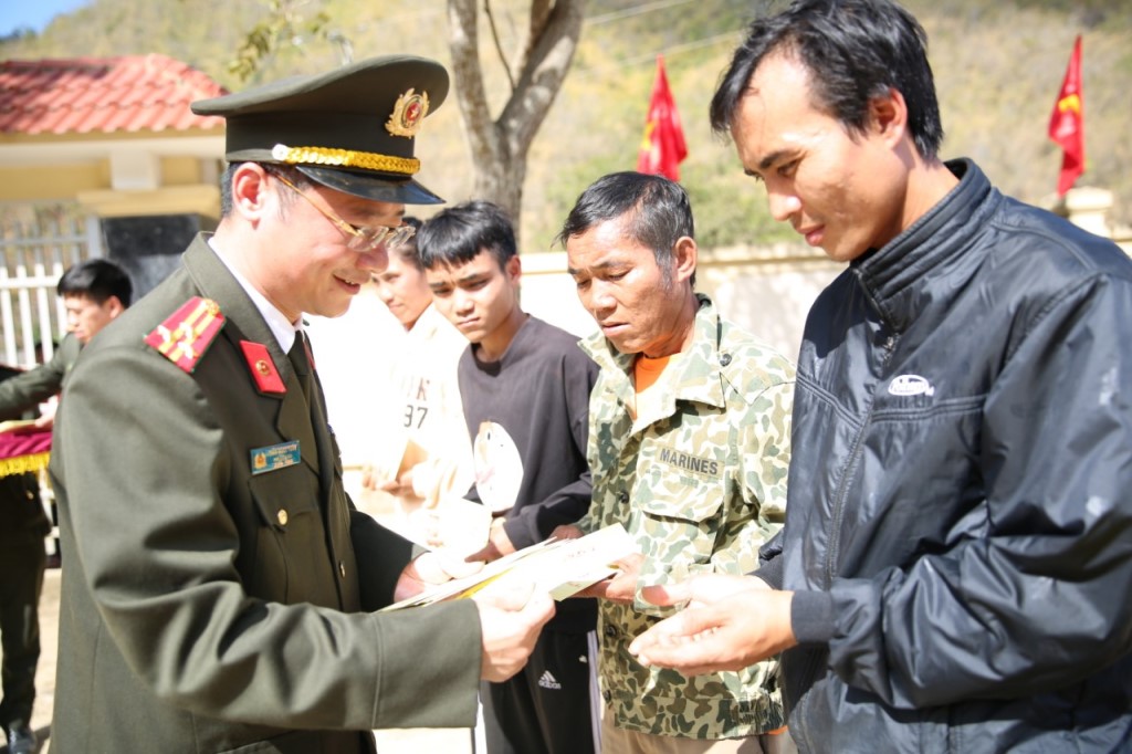 Đồng chí Thượng tá Trần Ngọc Tuấn, Phó Giám đốc trao các suất quà tặng các hộ nghèo