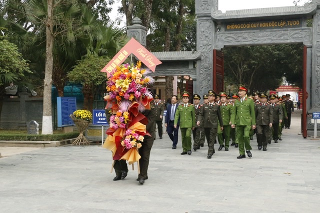 Công an tỉnh Nghệ An dâng lẵng hoa tươi thắm tưởng niệm Chủ tịch Hồ Chí Minh