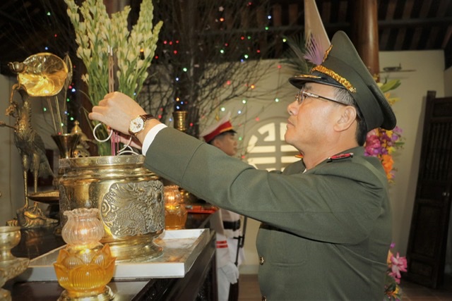   Đồng chí Thiếu tướng Phạm Thế Tùng, Giám đốc Công an tỉnh dâng hương bày tỏ lòng biết ơn trước công lao to lớn của Bộ trưởng Trần Quốc Hoàn