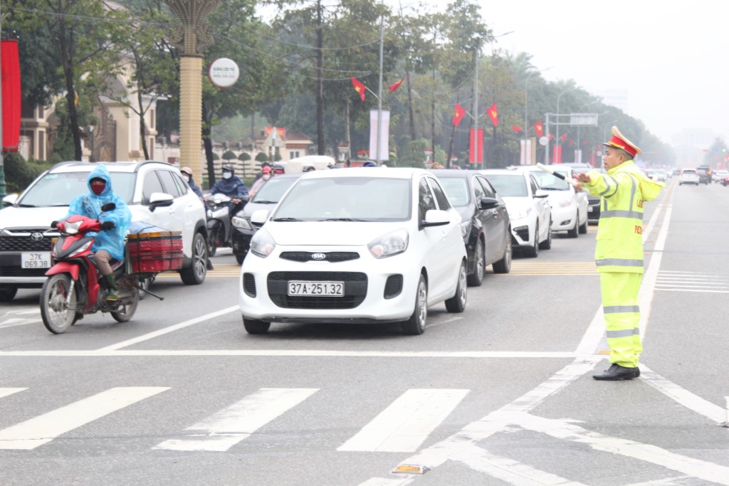 Cán bộ CSGT - TT Công an thành phố Vinh, Công an tỉnh Nghệ An phân luồng, điều tiết giao thông trên các tuyến giao lộ