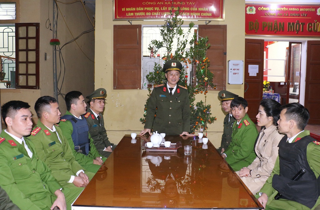 Đồng chí Thượng tá Trần Ngọc Tuấn - Phó Giám đốc Công an Nghệ An kiểm tra công tác sẵn sàng chiến đấu tại xã Hưng Tây, huyện Hưng Nguyên.