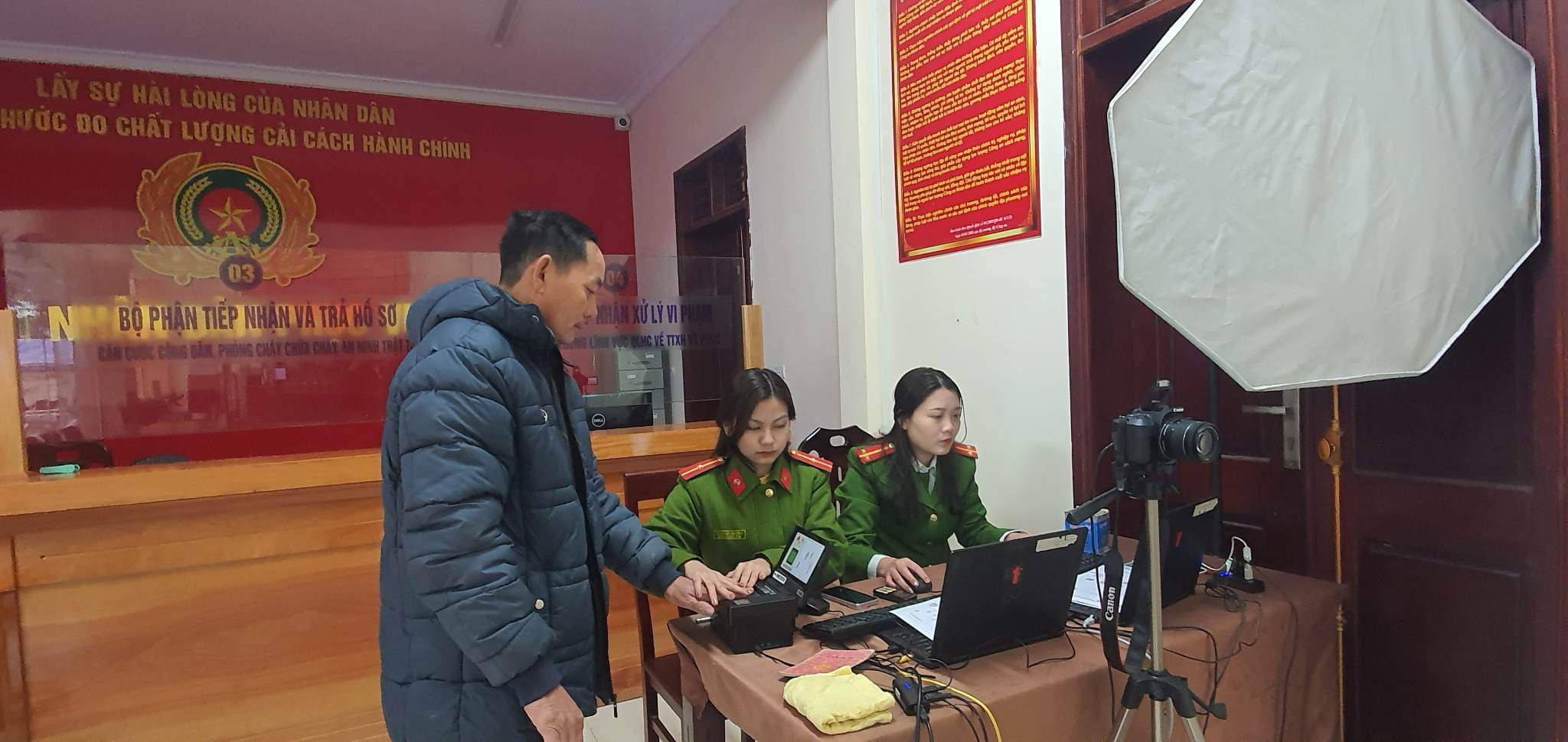 Tổ công tác Công an huyện Con Cuông làm thủ tục cấp thẻ CCCD tại Bộ phận một cửa