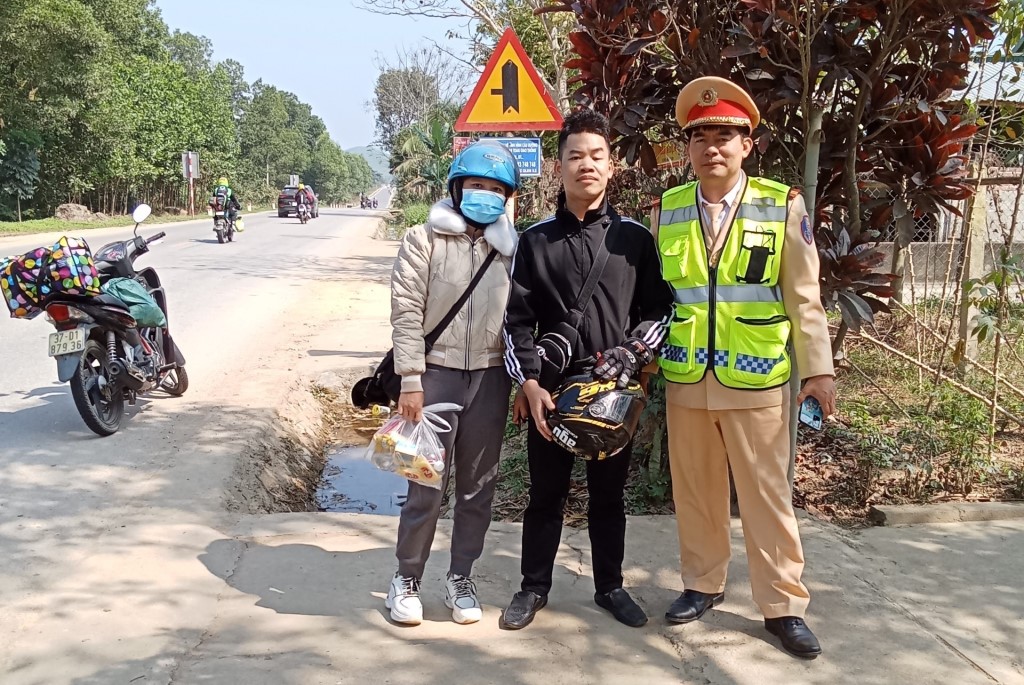 Cảnh sát Giao thông đường bộ số 3, Phòng CSGT Công an tỉnh hỗ trợ người dân trở lại làm việc sau kỳ nghỉ Tết