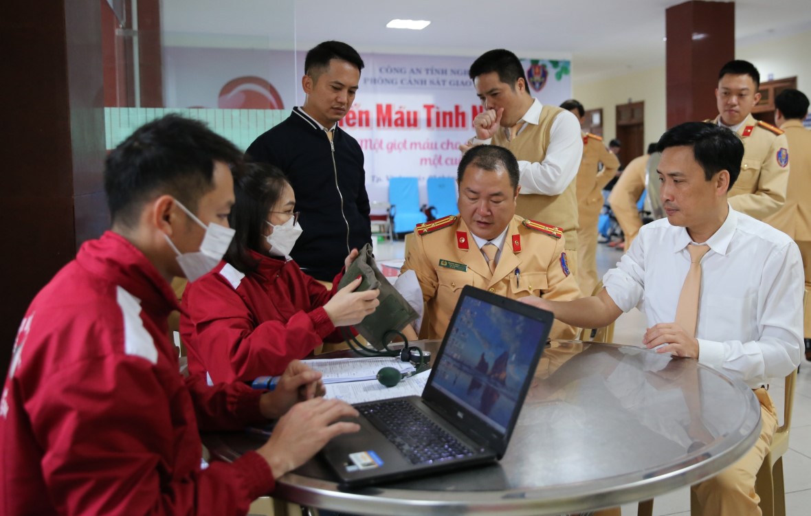 Hàng trăm Cảnh sát giao thông Công an Nghệ An tham gia hiến máu cứu người