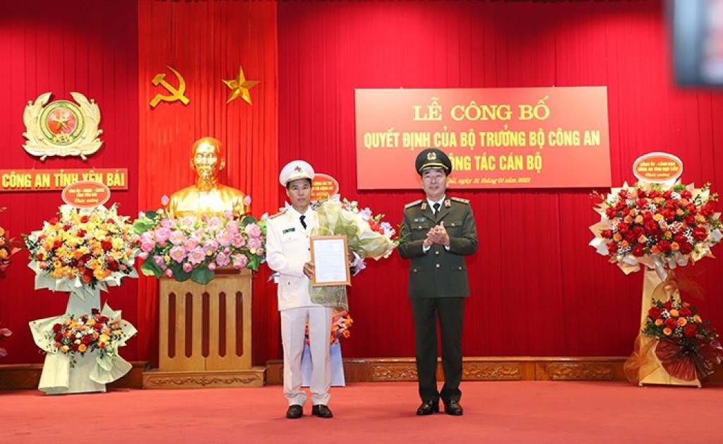Thứ trưởng Trần Quốc Tỏ trao Quyết định của Bộ trưởng Bộ Công an điều động Đại tá Lê Việt Thắng giữ chức vụ Giám đốc Công an tỉnh Yên Bái.