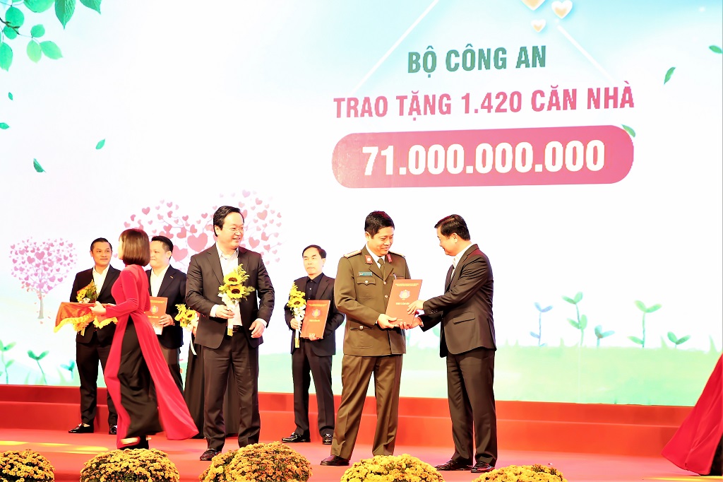Bộ Công an có chủ trương hỗ trợ xây dựng 1.420 căn nhà tình nghĩa cho người nghèo tại 27 xã biên giới tỉnh Nghệ An với số tiền 71 tỷ đồng