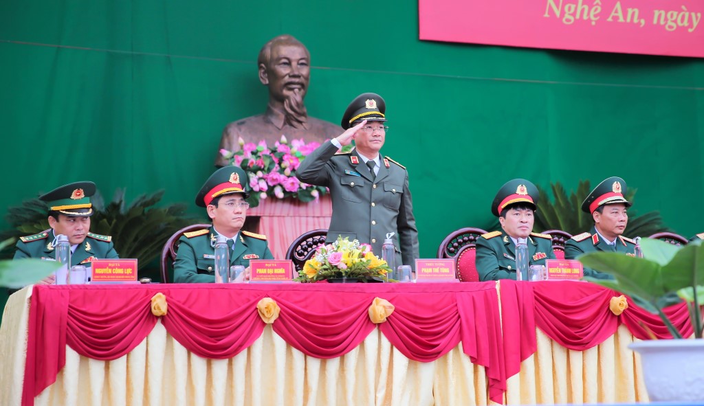 Đồng chí Thiếu tướng Phạm Thế Tùng - Ủy viên Ban Thường vụ Tỉnh ủy, Giám đốc Công an tỉnh tại Lễ giao, nhận quân tại thành phố Vinh