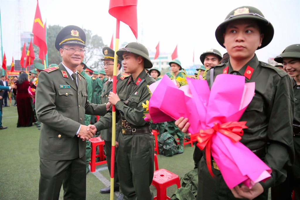 Đồng chí Thiếu tướng Phạm Thế Tùng - Ủy viên Ban Thường vụ Tỉnh ủy, Giám đốc Công an tỉnh tặng hoa, động viên các thanh niên lên đường nhập ngũ