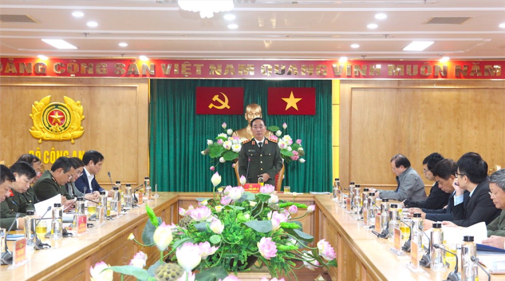 Thứ trưởng Trần Quốc Tỏ phát biểu tại cuộc họp.
