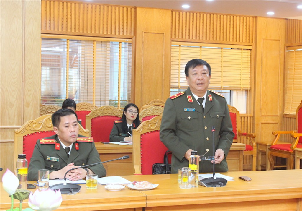Thiếu tướng Đỗ Triệu Phong, Cục trưởng Cục Truyền thông Công an nhân dân trình bày báo cáo tại cuộc họp.