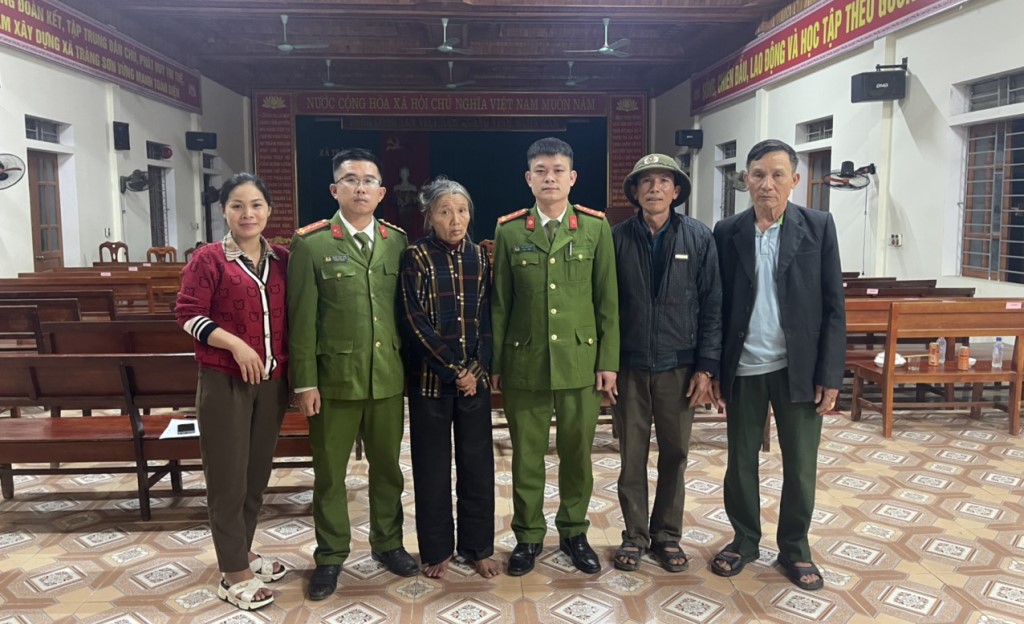 Công an xã Kỳ Tân, huyện Tân Kỳ bàn giao bà Nguyễn Thị Đồng cho gia đình quản lý và chăm sóc
