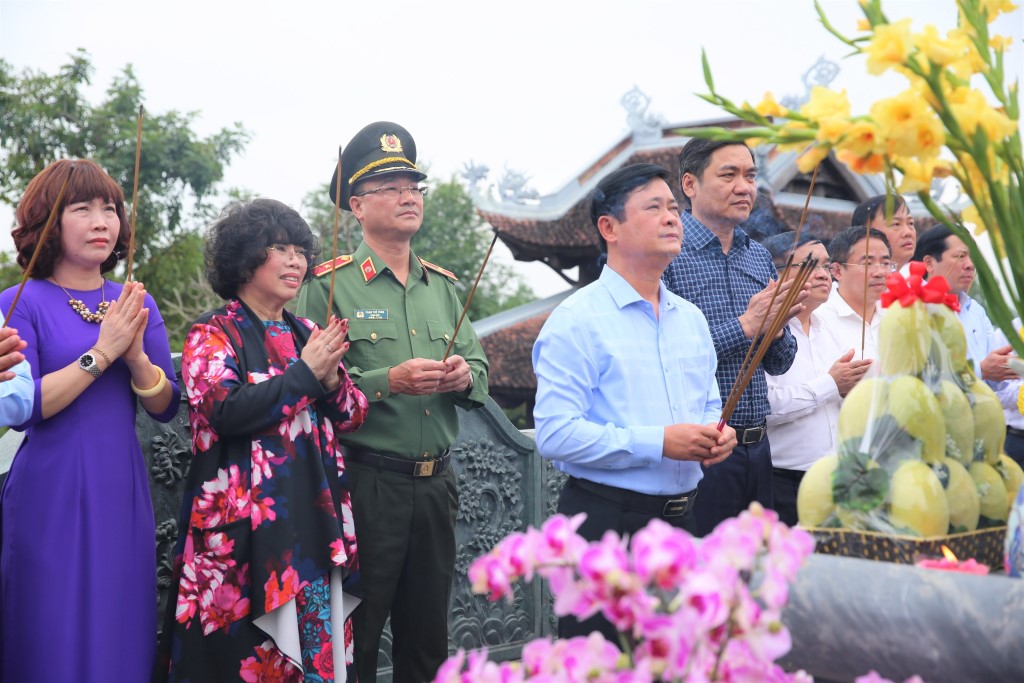 Các đồng chí lãnh đạo tỉnh dâng hương tưởng niệm tại Đền Chung Sơn
