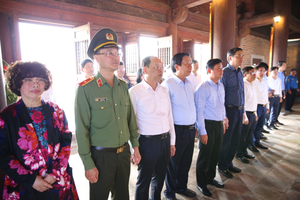   Các đồng chí lãnh đạo tỉnh và đại biểu thành kính tưởng niệm Chủ tịch Hồ Chí Minh và thân nhân gia đình Người