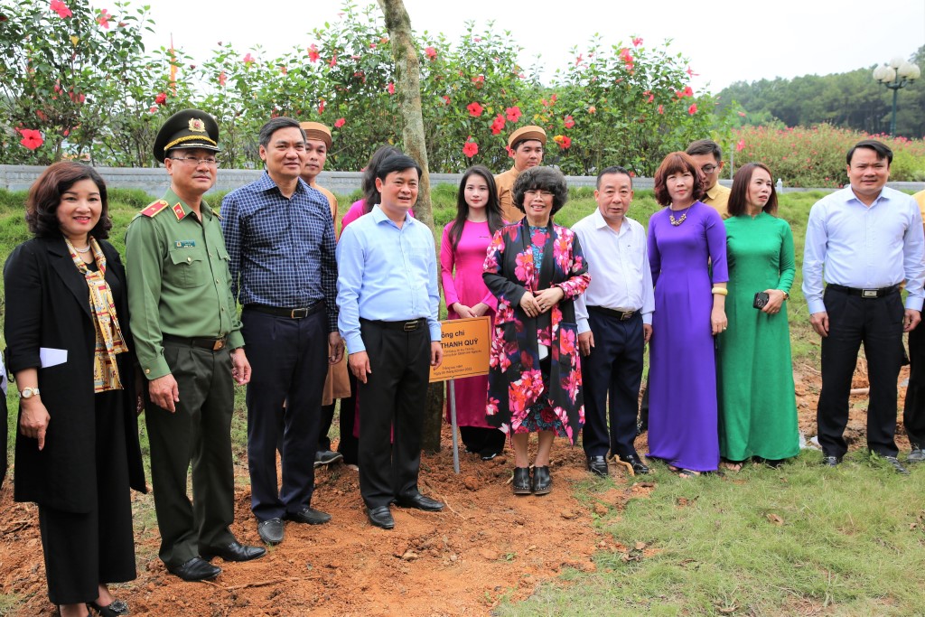 Chụp ảnh lưu niệm sau khi hoàn thành trồng cây trong khuôn viên Đền Chung Sơn