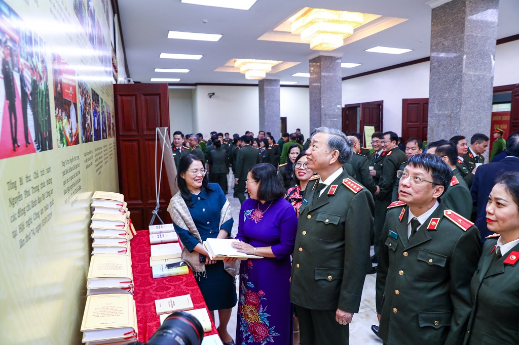 Đồng chí Bộ trưởng Tô Lâm và các đại biểu tham quan gian trưng bày sách bên lề toạ đàm