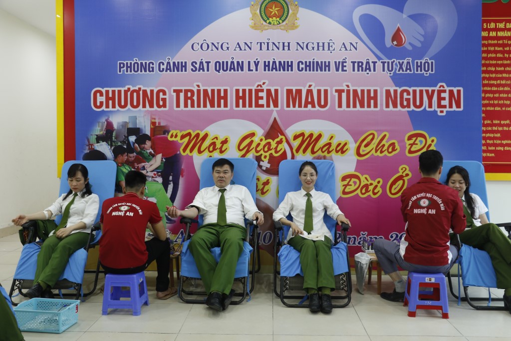 Lãnh đạo Phòng Cảnh sát QLHC về TTXH, Công an tỉnh Nghệ An tham gia hiến máu tình nguyện