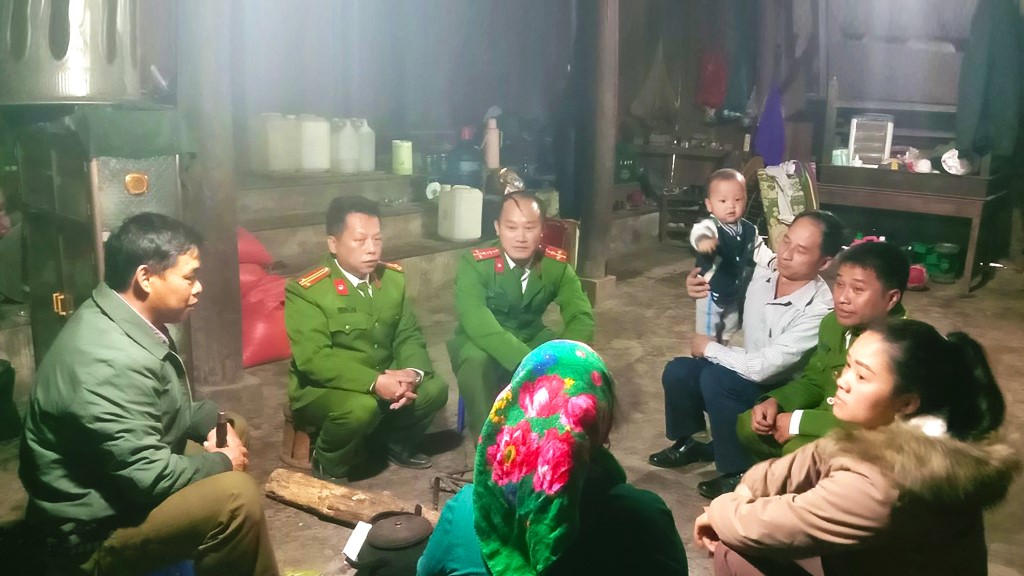 Công an xã Mường Lống, huyện Kỳ Sơn tuyên truyền cho người dân hiểu rõ hậu quả của việc di dịch cư trái pháp luật