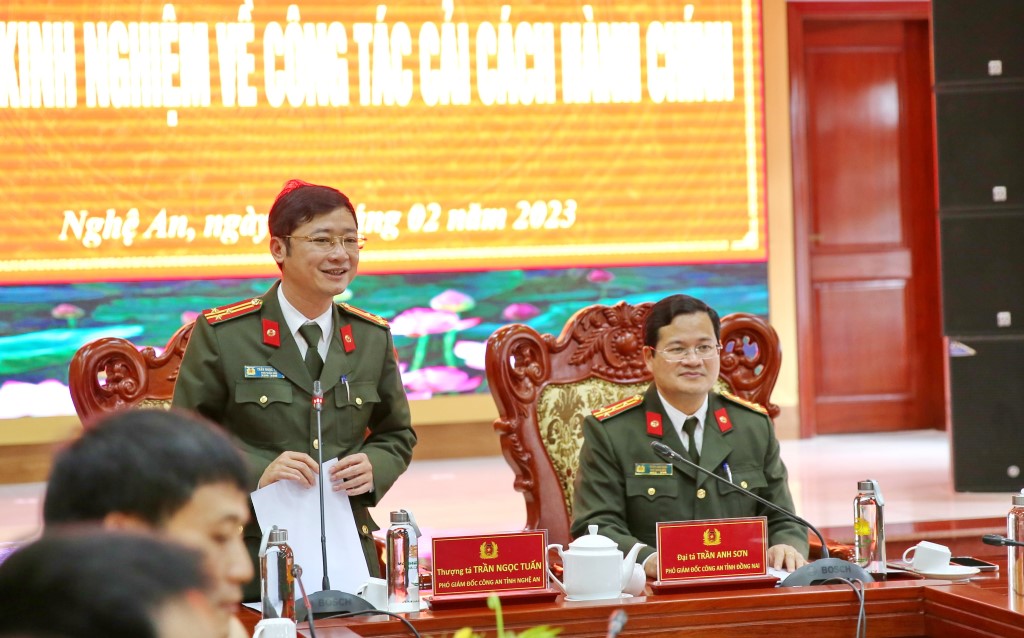 Đồng chí Thượng tá Trần Ngọc Tuấn, Phó Giám đốc Công an tỉnh Nghệ An phát biểu tại Hội nghị