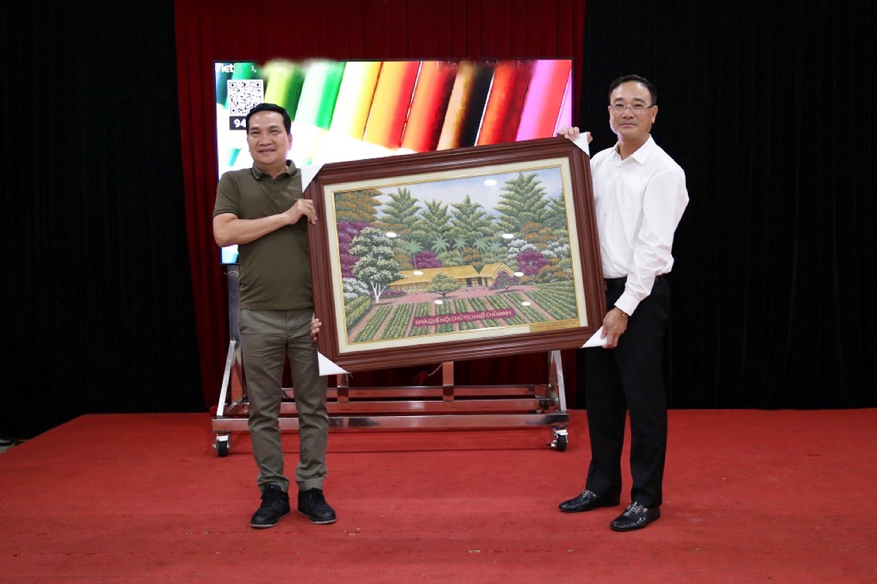 Đồng chí Thiếu tướng Phạm Thế Tùng, Giám đốc Công an tỉnh Nghệ An gửi tặng bức tranh cho Công an tỉnh Đồng 
