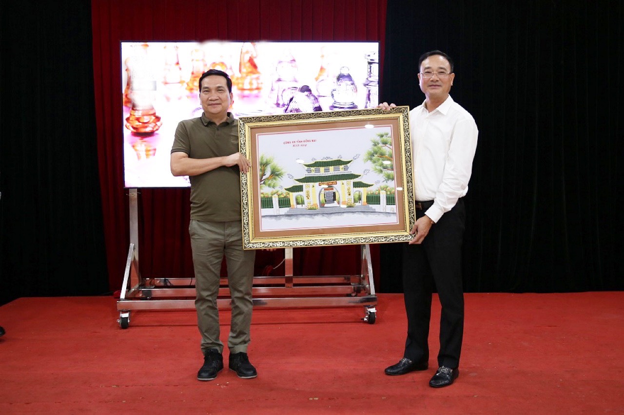Đồng chí Thiếu tướng Nguyễn Sỹ Quang, Giám đốc Công an tỉnh Đồng Nai gửi tặng bức tranh cho Công an tỉnh Nghệ An