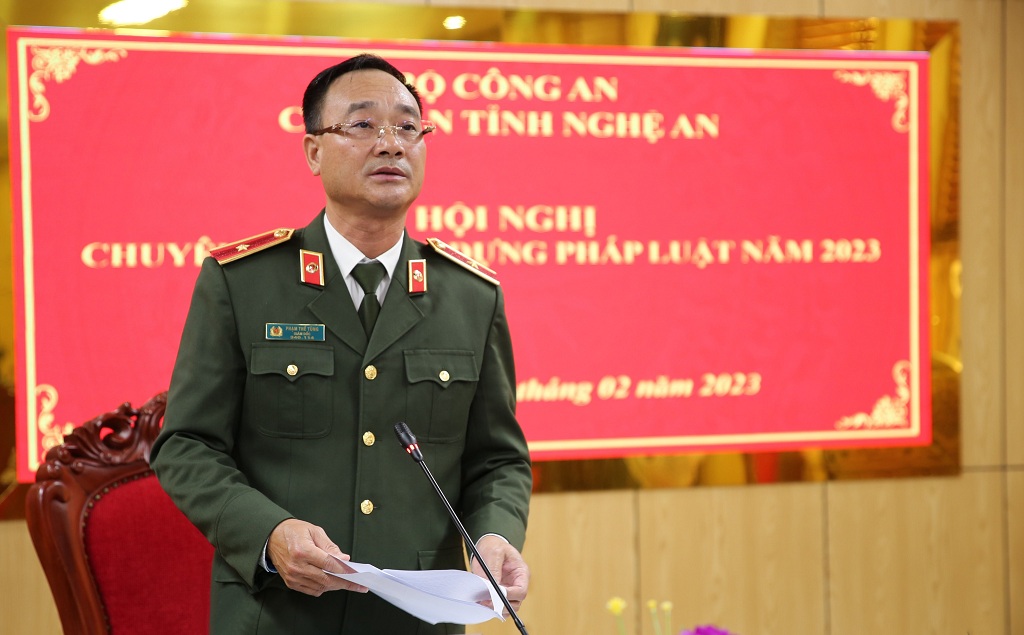 Đồng chí Thiếu tướng Phạm Thế Tùng, Giám đốc Công an tỉnh phát biểu tham luận tại Hội nghị