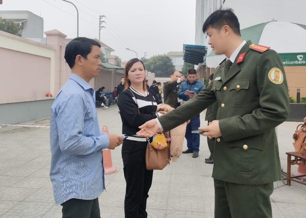 Cán bộ, chiến sĩ Phòng Xuất nhập cảnh Công an tỉnh Nghệ An hướng dẫn cho công dân về quy trình thực hiện làm hộ chiếu online