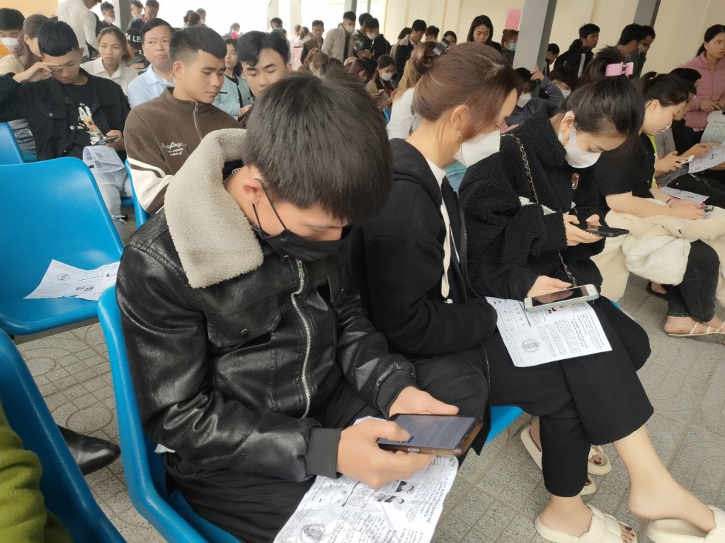 Đông đảo người dân đến Phòng Quản lý xuất nhập cảnh Công an tỉnh Nghệ An để làm hộ chiếu online