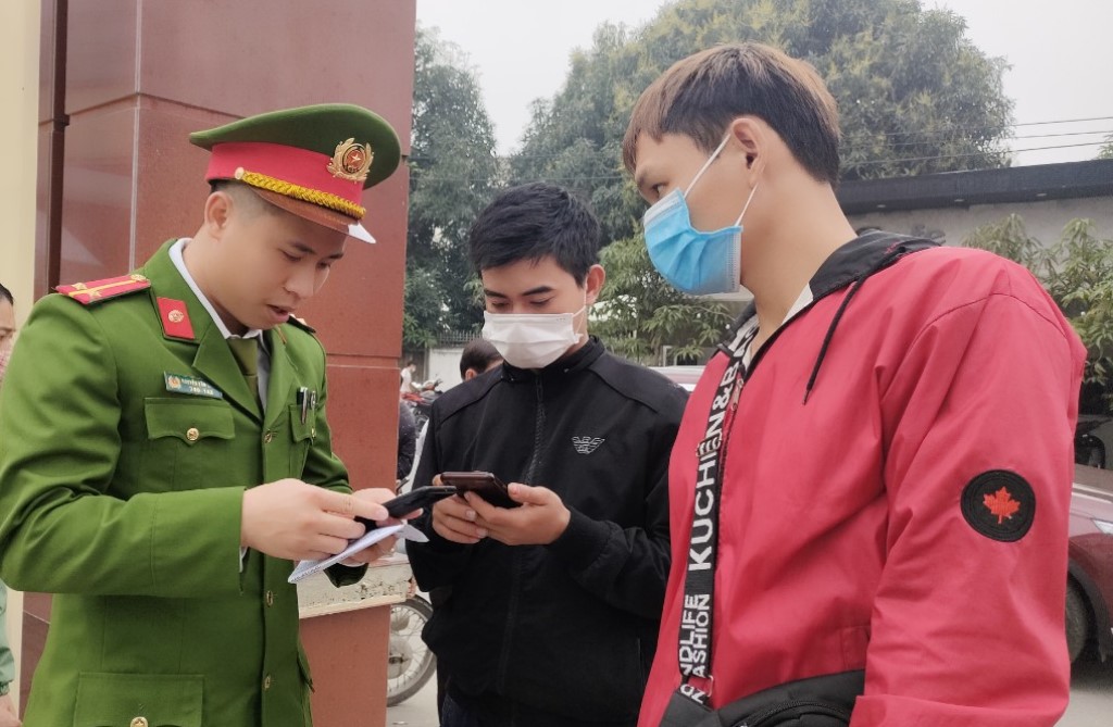 Công an tỉnh Nghệ An đã kịp thời chỉ đạo các đơn vị liên quan tổ chức đẩy mạnh tuyên truyền, hướng dẫn, hỗ trợ người dân làm hộ chiếu online