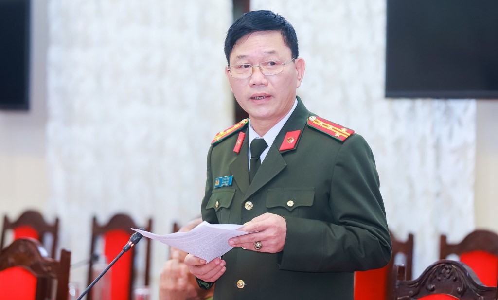 Đồng chí Đại tá Lê Văn Thái - Phó Giám đốc Công an tỉnh Nghệ An trình bày báo cáo kết quả 5 năm thực hiện Chỉ thị số 12 của Bộ Chính trị
