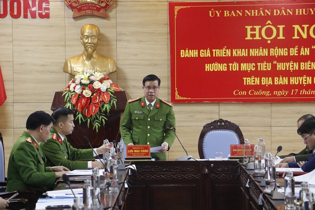 Đại diện lãnh đạo Công an huyện Con Cuông phát biểu tại Hội nghị