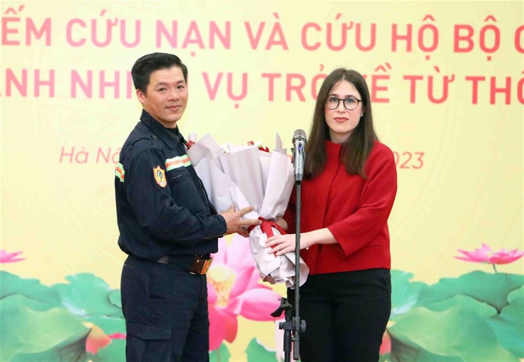 Phó Đại sứ Thổ Nhĩ Kỳ tại Việt Nam Devletsah Yayan tặng hoa chúc mừng cán bộ, chiến sỹ Đội tìm kiếm cứu nạn, cứu hộ Bộ Công an hoàn thành nhiệm vụ trở về nước.