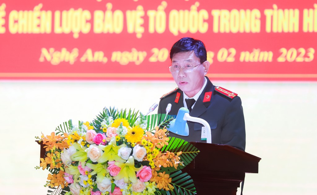 Đồng chí Đại tá Lê Văn Thái, Phó Giám đốc Công an tỉnh phát biểu tham luận tại Hội nghị