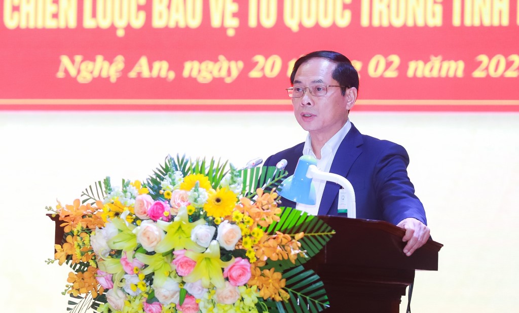 Đồng chí Bùi Thanh Sơn, Ủy viên Ban Chấp hành Trung ương Đảng, Bí thư Ban Cán sự Đảng, Bộ trưởng Bộ Ngoại giao, thành viên Ban chỉ đạo tổng kết 
