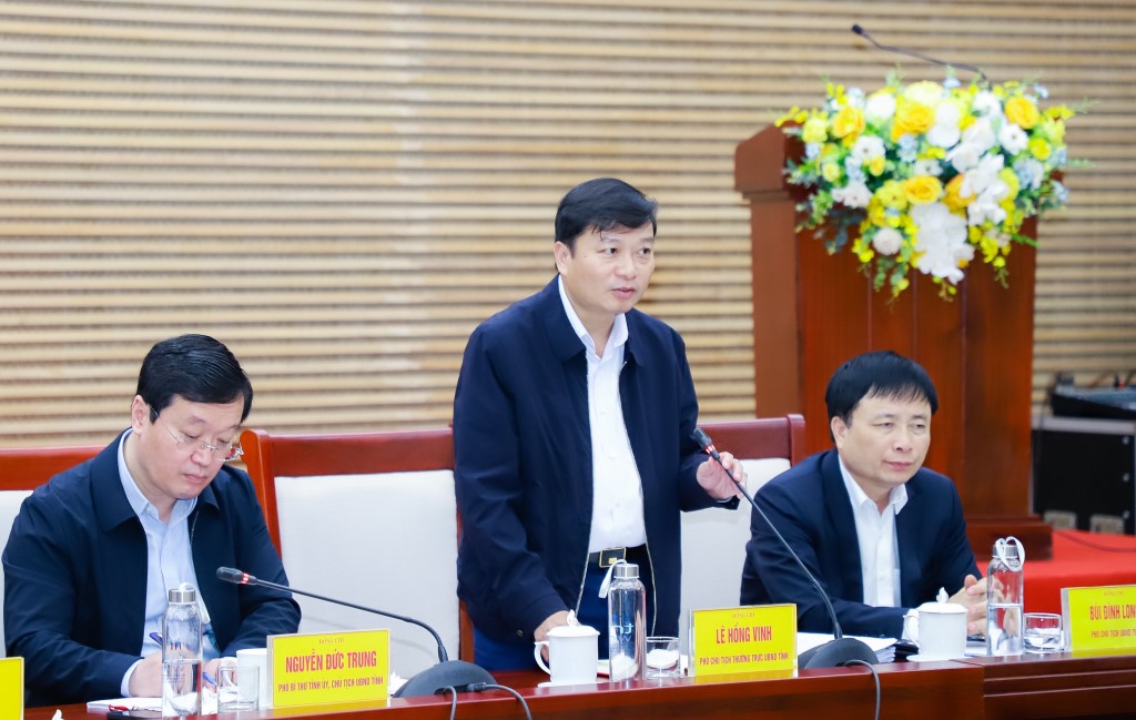 Đồng chí Lê Hồng Vinh - Ủy viên Ban Thường vụ Tỉnh ủy, Phó Chủ tịch Thường trực UBND tỉnh phát biểu tại phiên họp