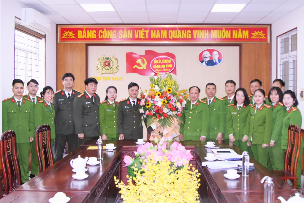 Đoàn công tác chúc mừng, tặng hoa các cán bộ chiến sĩ làm công tác y tế tại Trại tạm giam Công an tỉnh Nghệ An