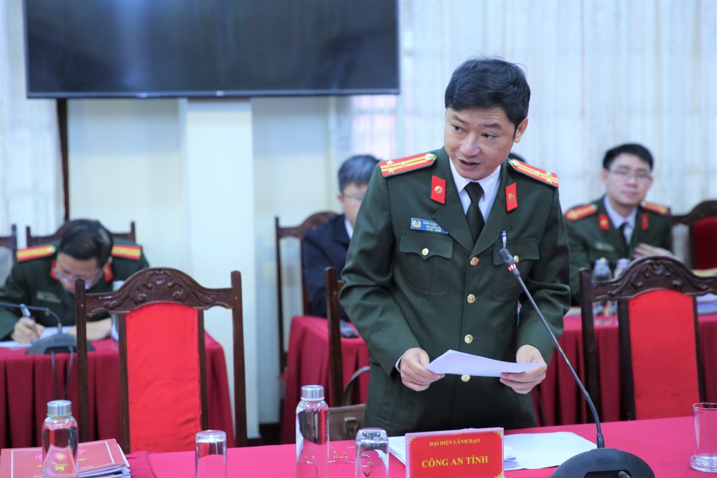Đồng chí Thượng tá Trần Ngọc Tuấn, Phó Giám đốc Công an tỉnh trình bày tóm tắt dự thảo Chỉ thị và Nghị quyết của Ban Thường vụ Tỉnh ủy