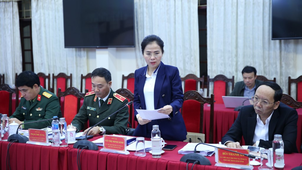 Đồng chí Võ Thị Minh Sinh - Ủy viên Ban Thường vụ Tỉnh ủy, Chủ tịch Ủy ban MTTQ tỉnh phát biểu tại phiên họp